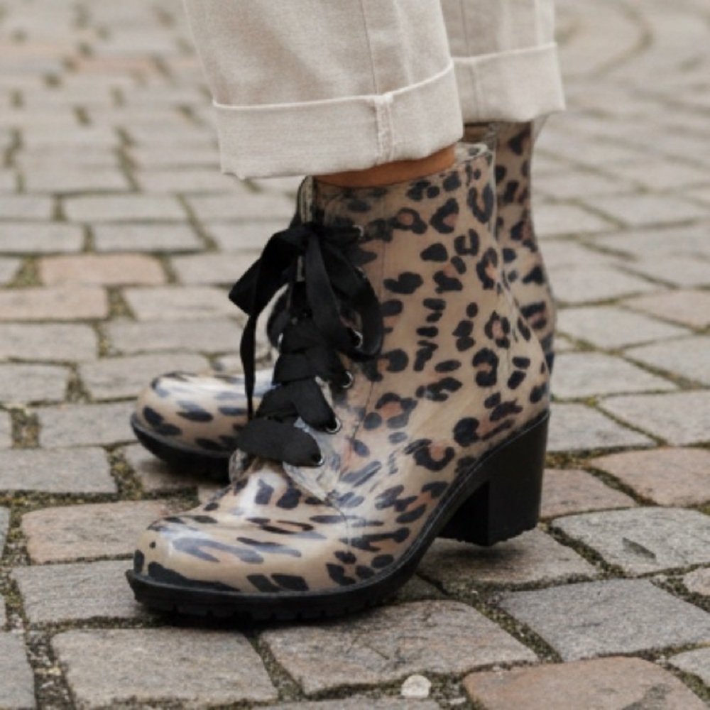 NWOB Betsey Johnson Betseyville Leopard Print Ankle Rain‎ Boots  - 9